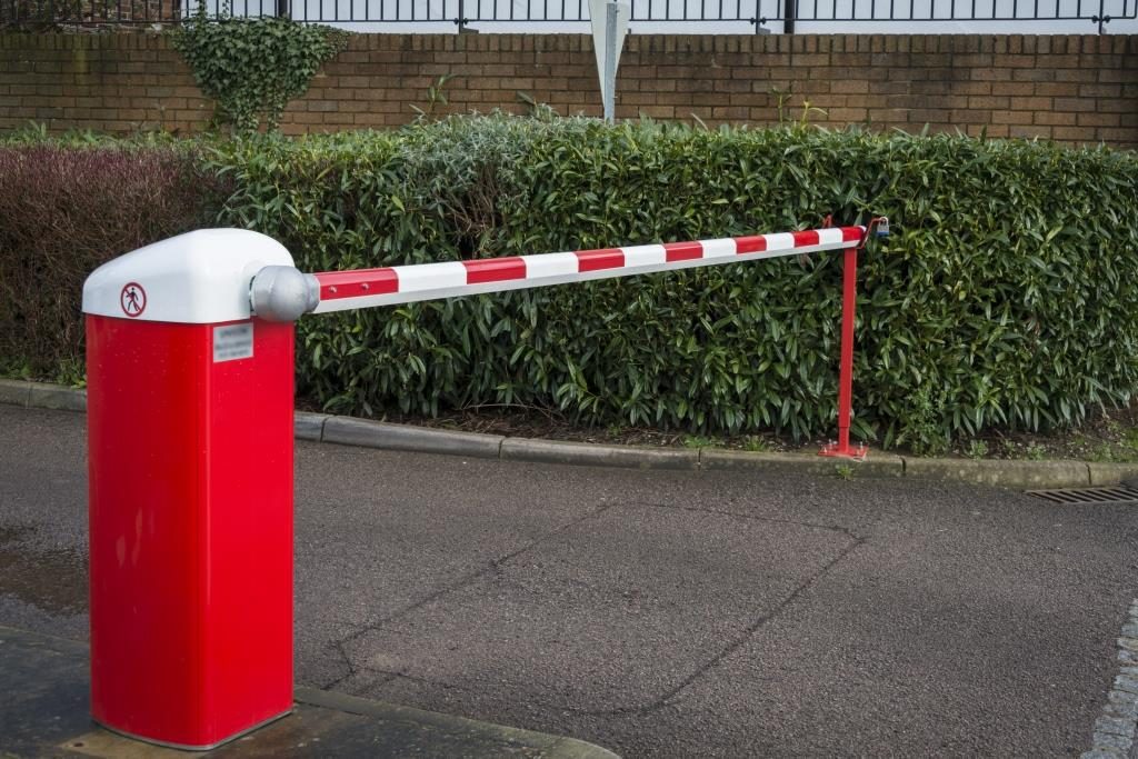Automatic commercial security barrier controlling vehicle access to a car park